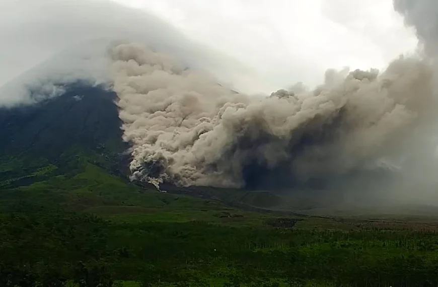 mount semeru pyroclastic flow 0728 lt february 14 2026