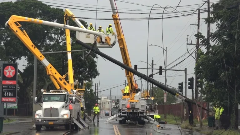 power restoration work after strong storm hits hawaii february 2026
