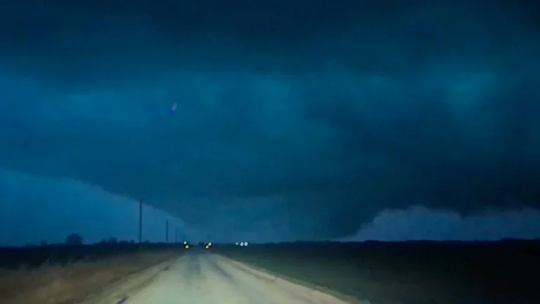 Tornado moving west of Fairview, Oklahoma, on March 5, 2026