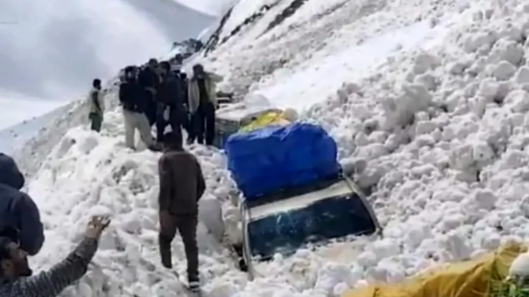 Vehicles buried after avalanche on Zojilan Pass on March 27, 2026