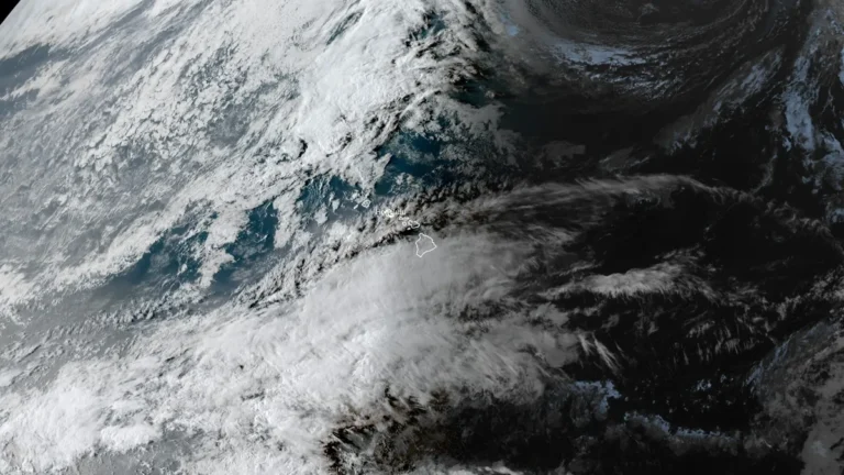 pacific ocean satellite image centered over hawaii at 0400 utc on april 7 2026