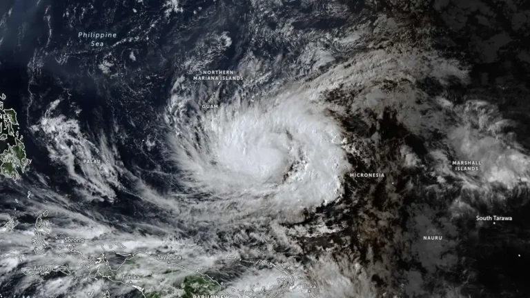 tropical storm sinlaku 0650 utc on april 10 2026 jma himawari-9