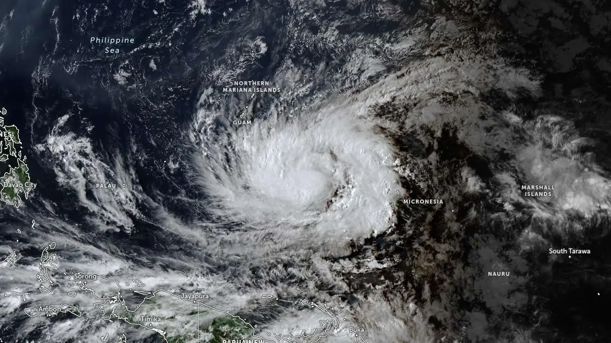 tropical storm sinlaku 0650 utc on april 10 2026 jma himawari-9