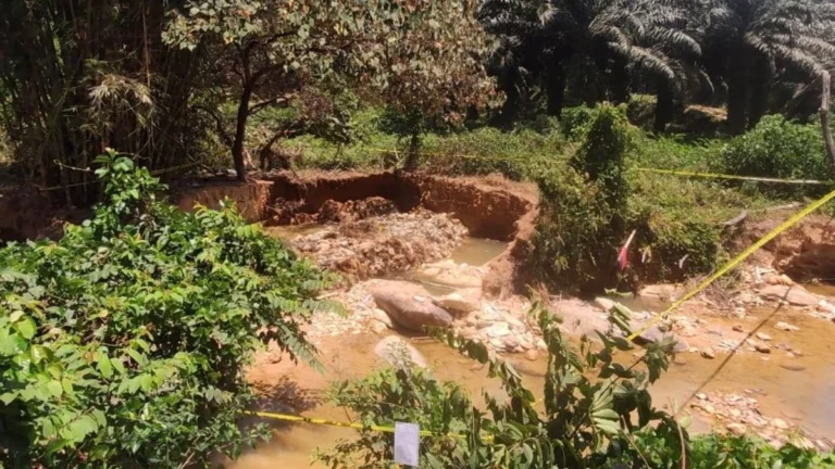 Collapsed River Embankment that claimed the lives of two illegal miners in Jeli, Malaysia, on May 20, 2026. Credit: Mohamed Fadzli Hassan