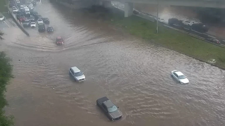 Vehicles stranded due to flooding on Downtown Connector (I-75 I-85). Credit GDOT