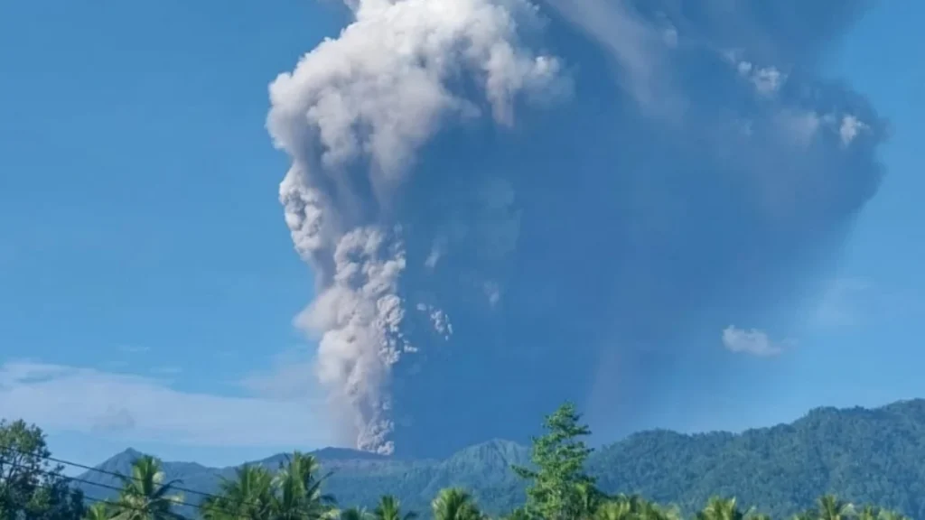 dukono volcano eruption 0810 wit may 8 2026 pvmbg