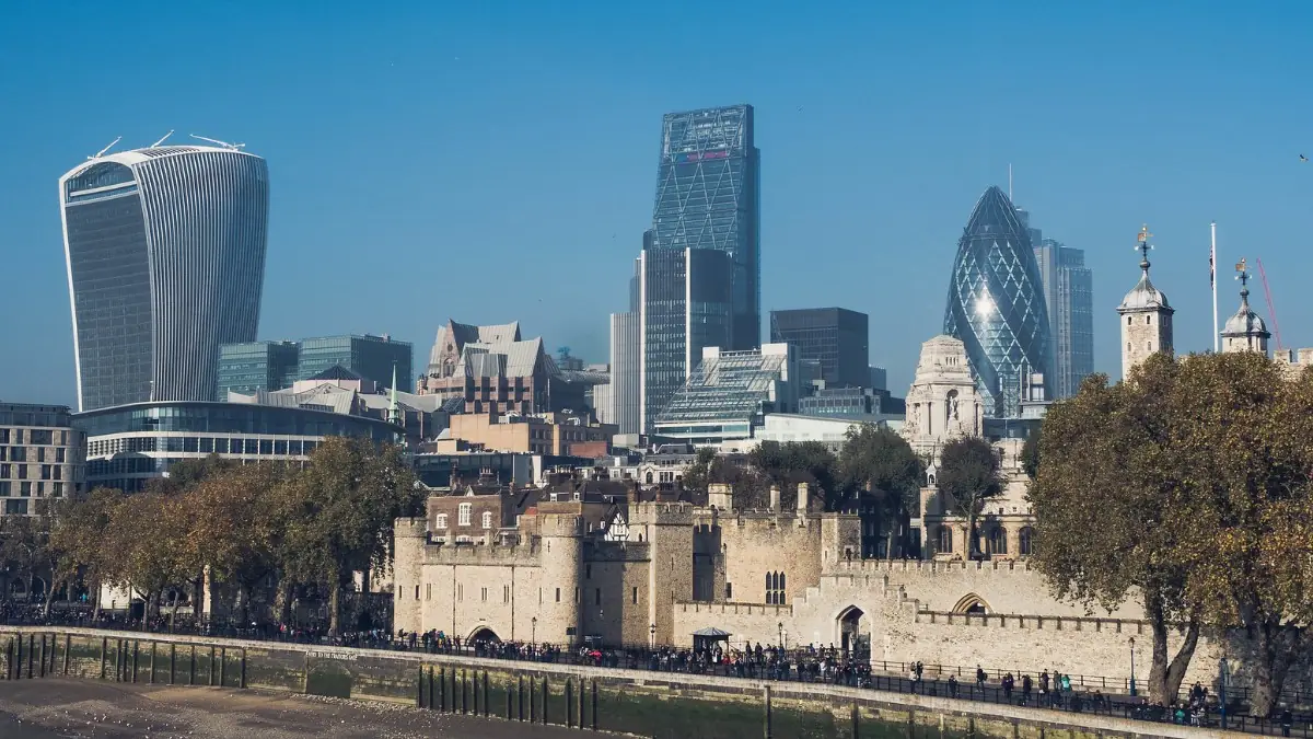 london skyline by chas b