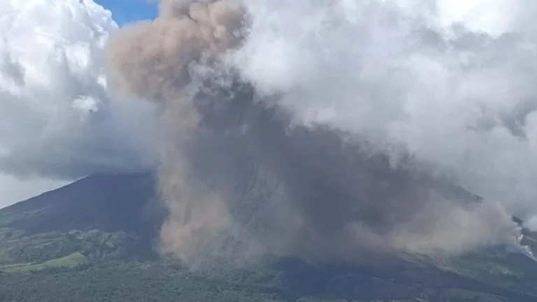 mayon volcano on may 8 2026 caloy g baldo