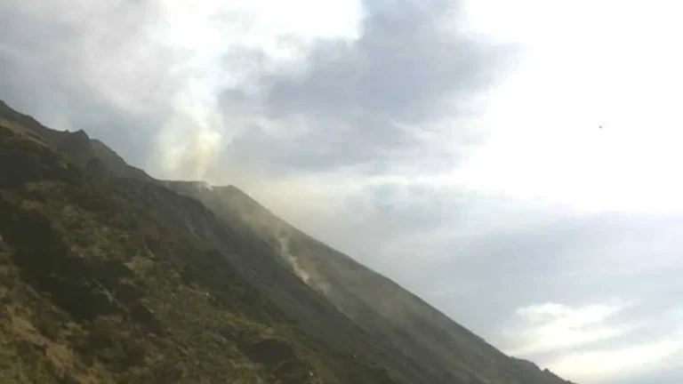 stromboli volcano 1254 utc may 4 2026