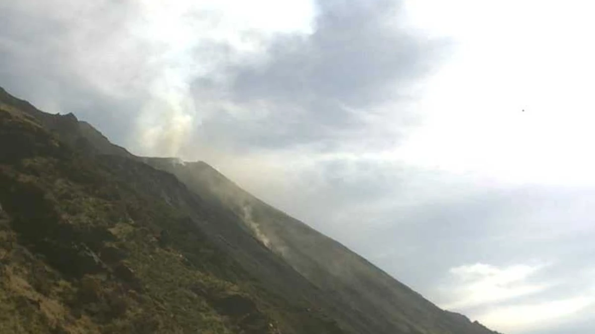 stromboli volcano 1254 utc may 4 2026