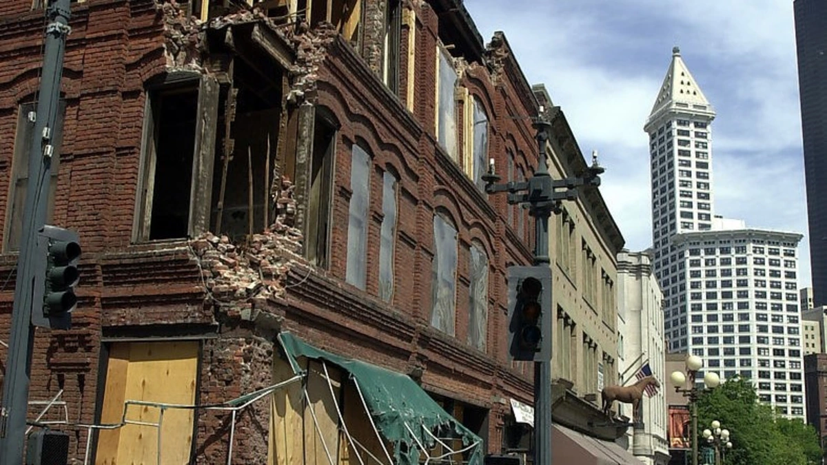 Damage to a masonry building (Cadillac Hotel) in Seattle, from the 2001 Nisqually earthquake