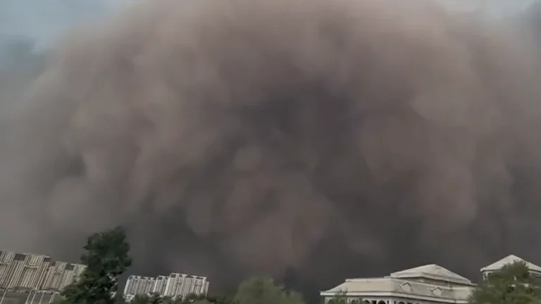 Massive dust storm in Harbin, Heilongjiang on May 31, 2026. Credit: Yangyubin1998