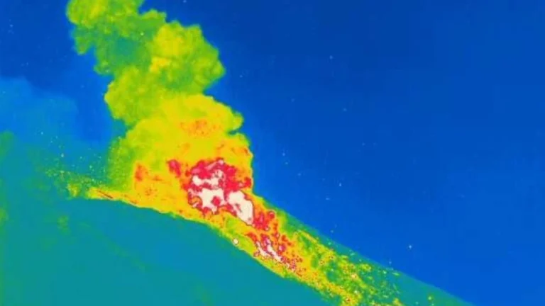 explosion at stromboli volcano italy 0513 utc june 12 2026