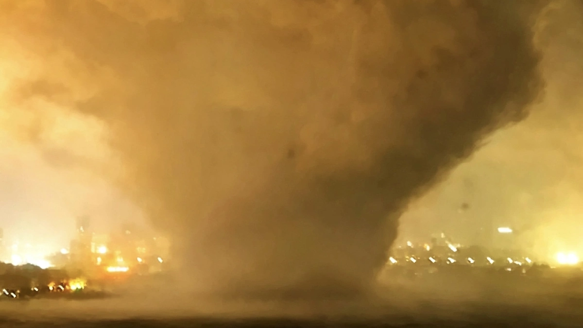 Large wedge tornado moves toward Huanggang, Hubei Province, on July 6, 2026.