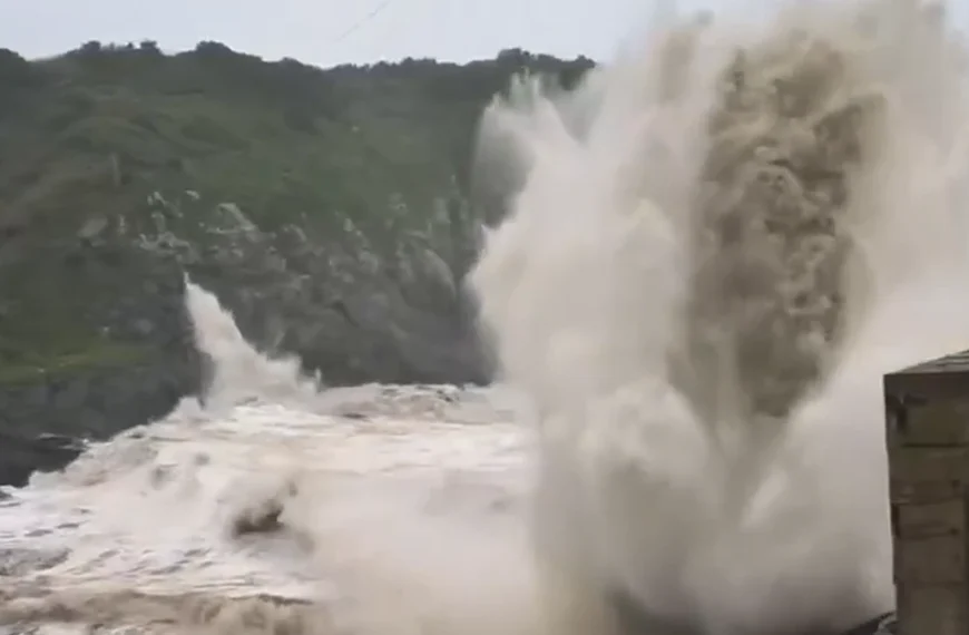 Strong winds associated to Typhoon Bavi bringing large waves to Dachen islands, Taizhou, Zhejiang, China