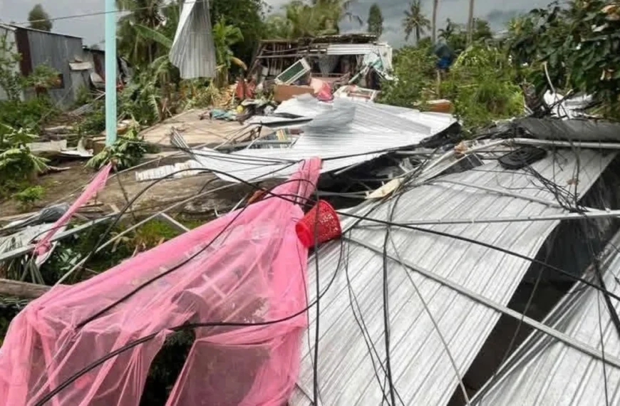 Strong winds tore roofs from houses in several communes