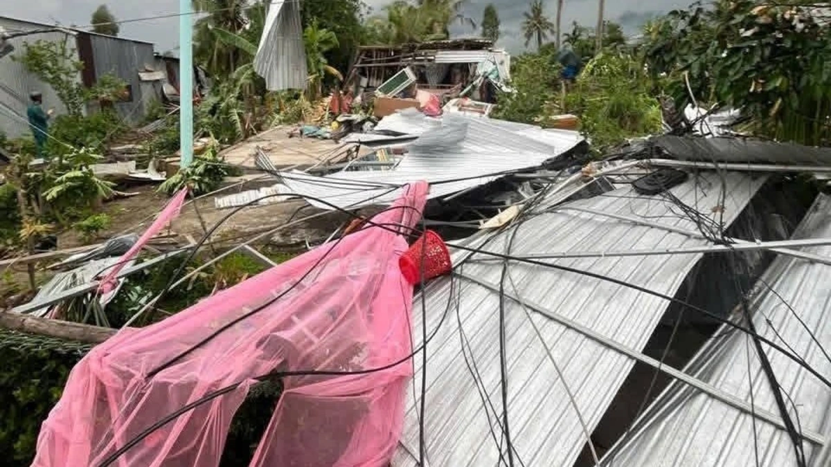 Strong winds tore roofs from houses in several communes