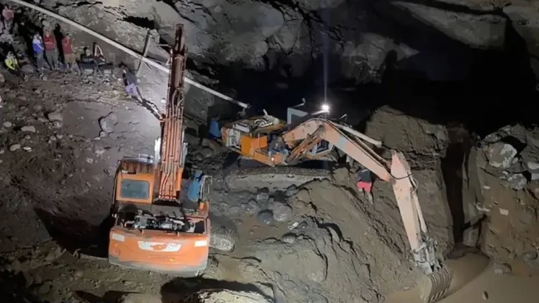 Excavators being used to search for victims after a mine collapse in Policarpa, Nariño, Colombia, on August 19, 2026