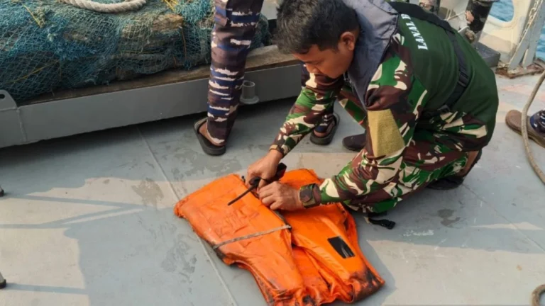 The life jacket found by Indonesian Navy (TNI AL) personnel in the waters of Cikoneng–Labuan, near Anyer, Banten, on Thursday, September 10, 2026.