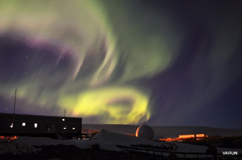 Aurora Australis by Varun Dongre at Maitri Research Base, Antarctica. (via Space Weather)