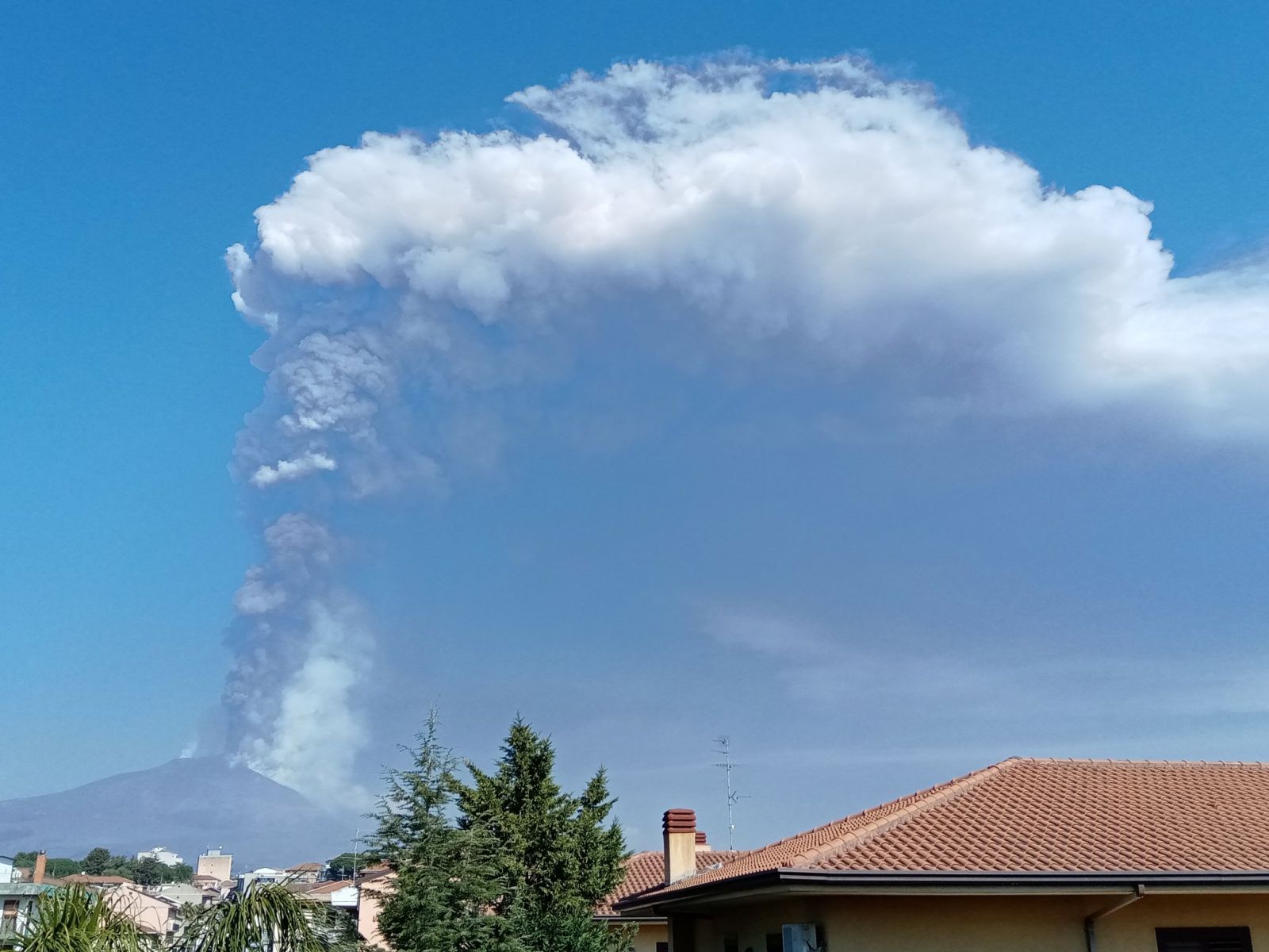 Another eruption at Etna volcano, heavy ash up to 12 km (39 370 feet) a ...