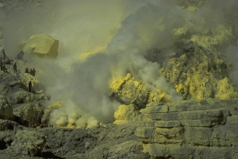 Kawah Ijen sulfur miners