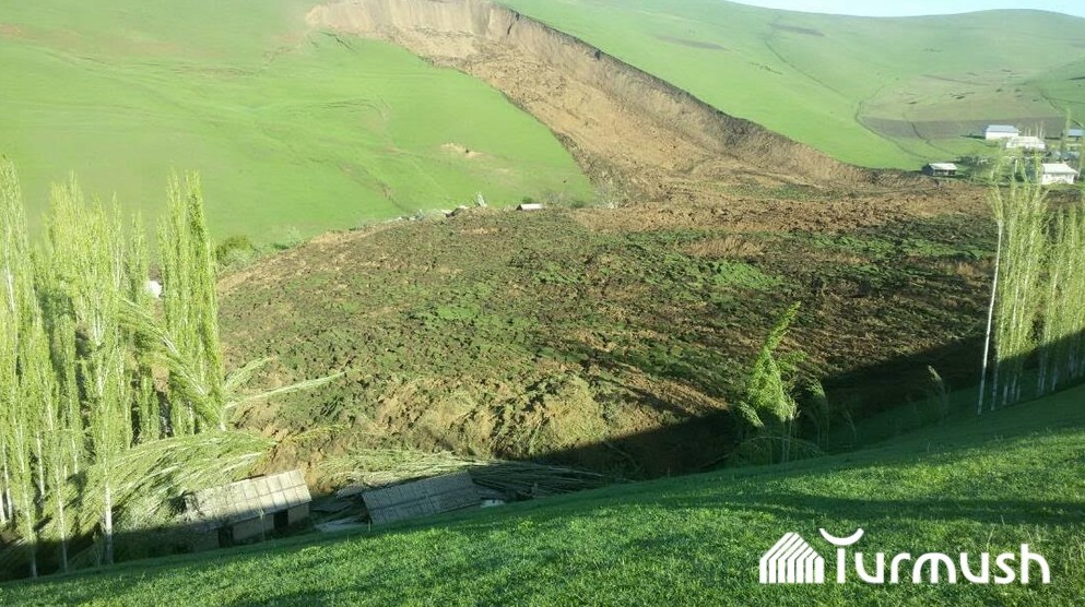 Landslide hits Ayu village in southwestern Kyrgyzstan, April 19, 2017. Image copyright Turmush