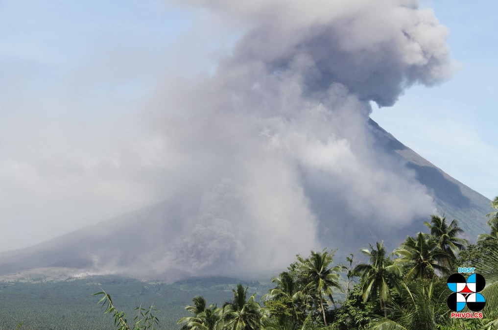 Mayon volcano erupting on January 30, 2018