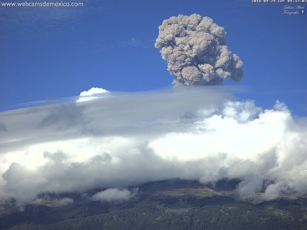 Popocatepetl volcano erupting at 14:32 UTC on September 29, 2016