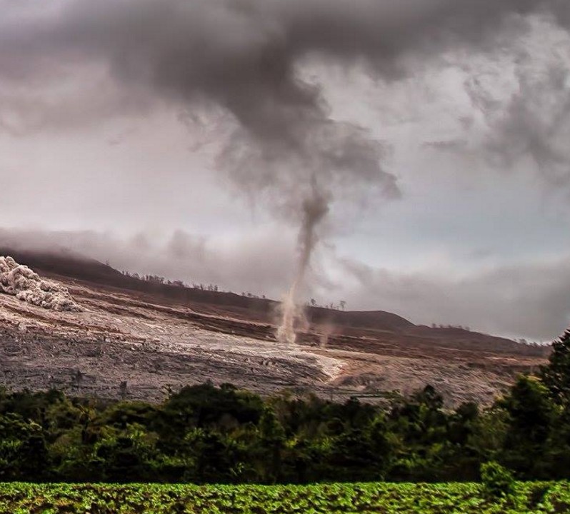 Sinabung eruption - ash devil, November 1, 2016
