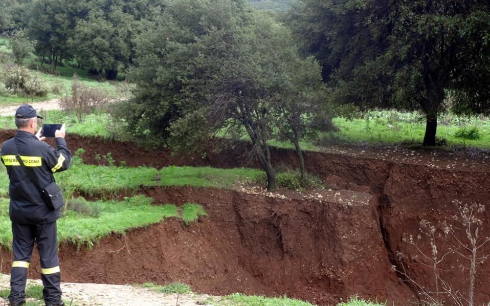 Sinkhole forms near Ioannina, Greece after strong earthquake - October 22, 2016