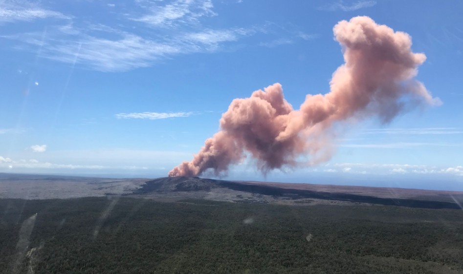 Short-lived plume of ash produced by M5.0 earthquake at Kilauea volcano on May 4, 2018