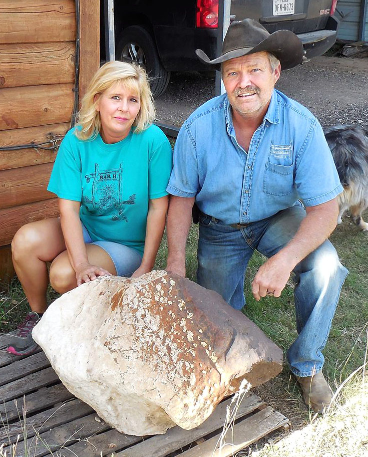 DeeDee and Frank Hommel with the Clarendon (c) meteorite discovered on their land. Image credit: Ruben Garcia
