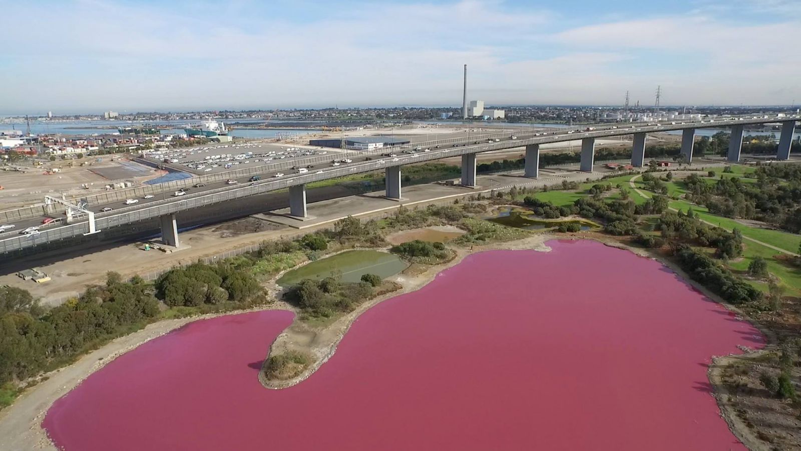 Australian lake turns pink - March 2017